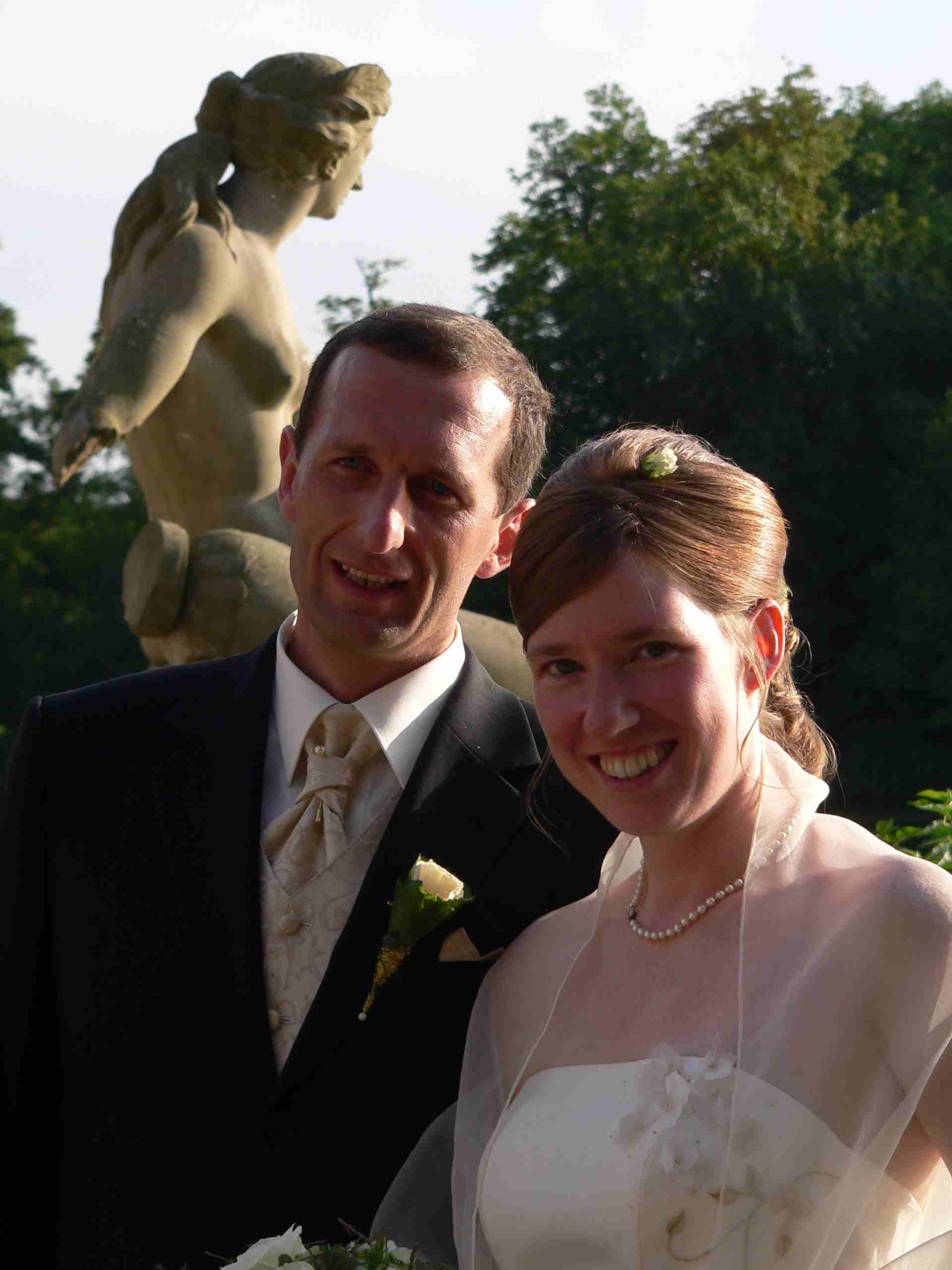 offizielles Hochzeitsphoto: Holger zwischen der Frau mit dem steinernen Herz und Andrea